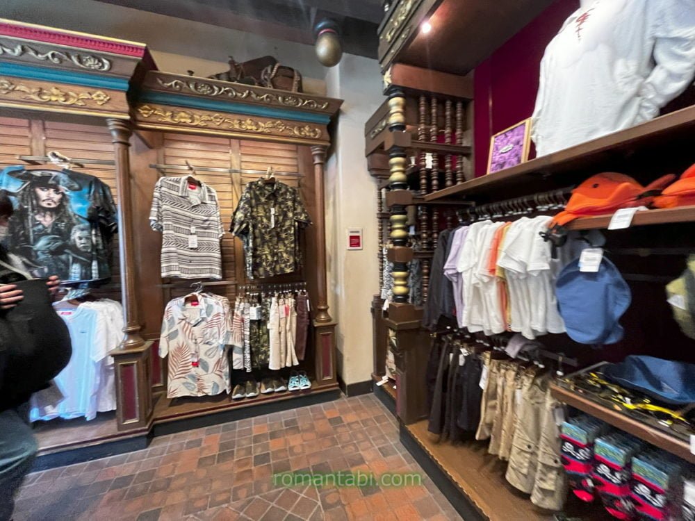 ディズニーランドのゴールデンガリオンのシャツ売り場