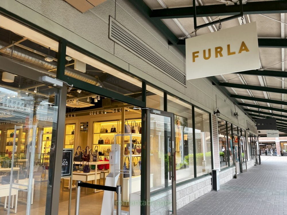 御殿場アウトレットのFurla(フルラ)外観