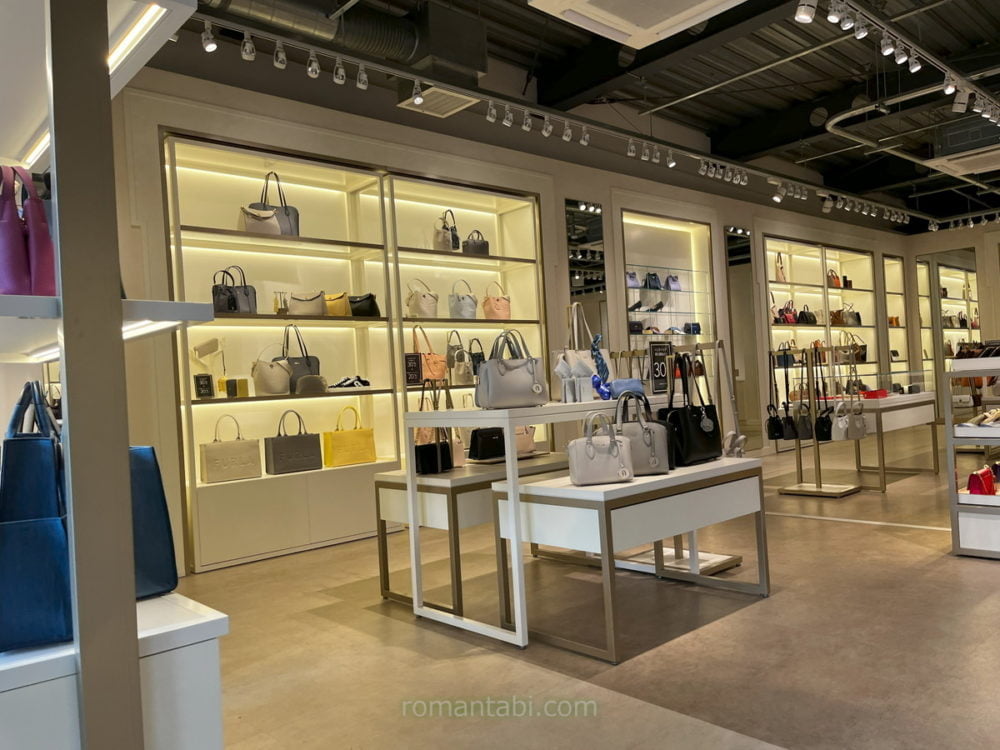 御殿場アウトレットのFurla(フルラ)店内
