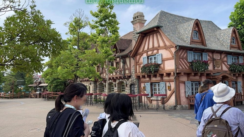 ディズニーランドの美女と野獣エリアの建物