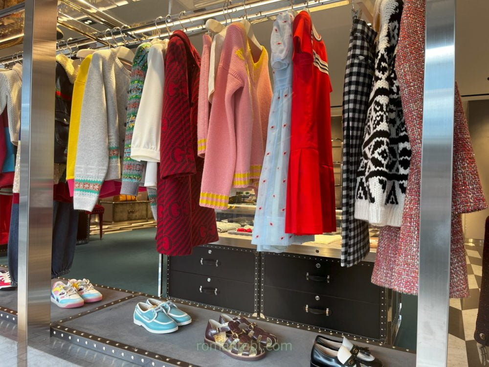 御殿場アウトレットのグッチの商品ディスプレー(女性洋服)