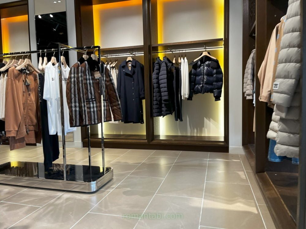 御殿場アウトレットのバーバリー店内ディスプレイ