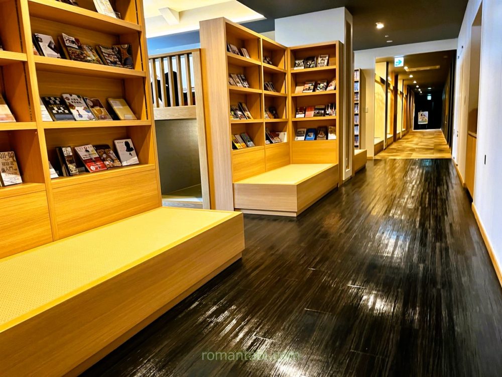 御殿場アウトレット「木の花の湯」の休息房の本棚