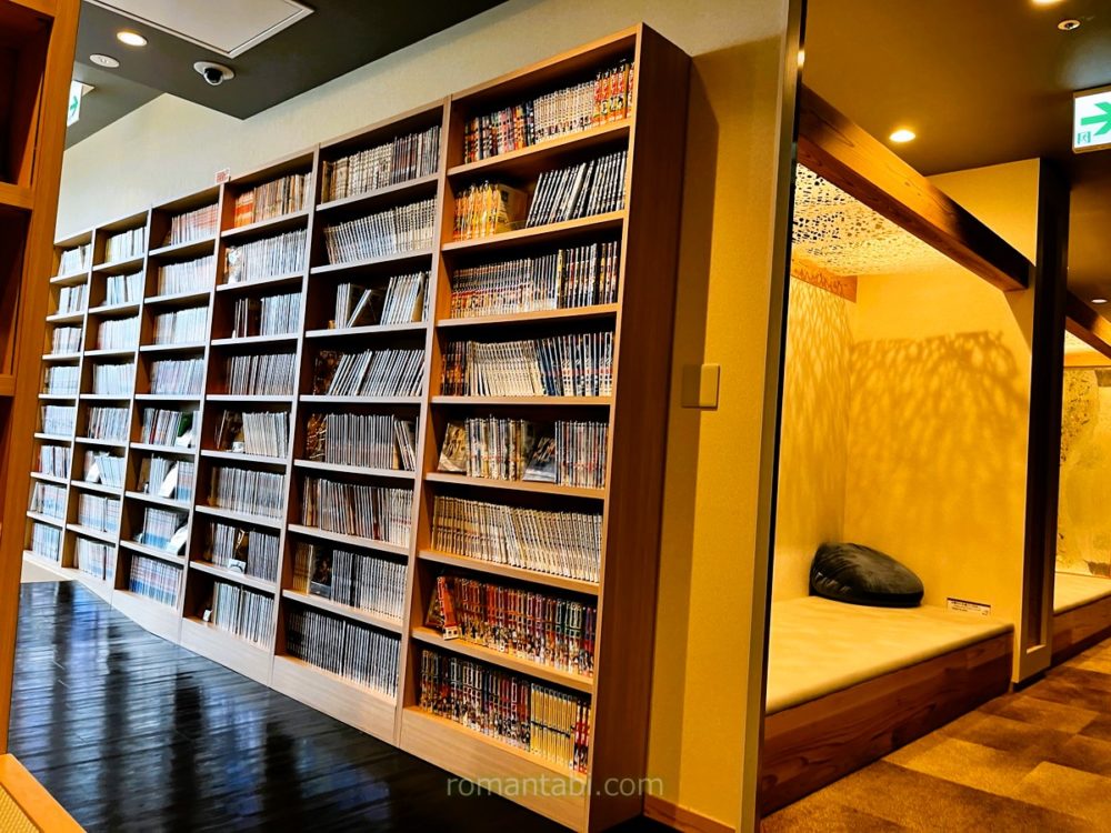 御殿場アウトレット「木の花の湯」の休息房の本棚