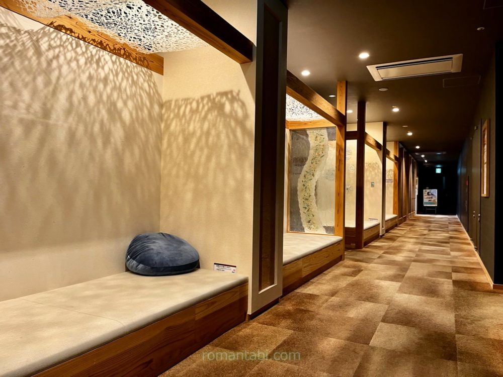 御殿場アウトレット「木の花の湯」のうたたね房前の廊下