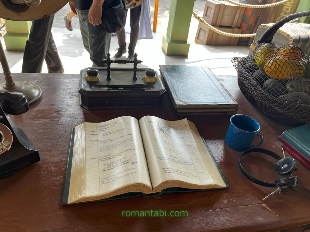 ディズニーランドのジャングルクルーズの待ち行列中の机上の本