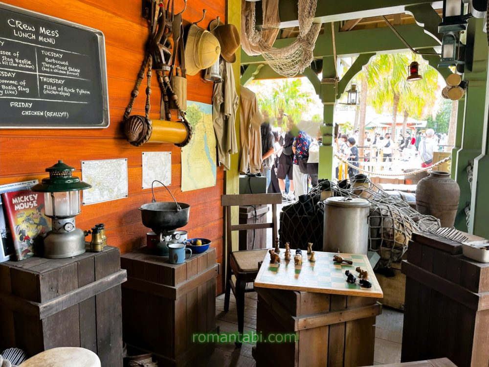 ディズニーランドのジャングルクルーズの待ち行列中の机