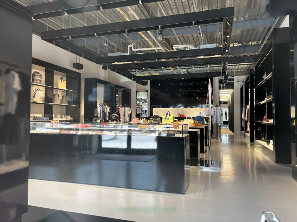 御殿場アウトレットのジバンシィの店内