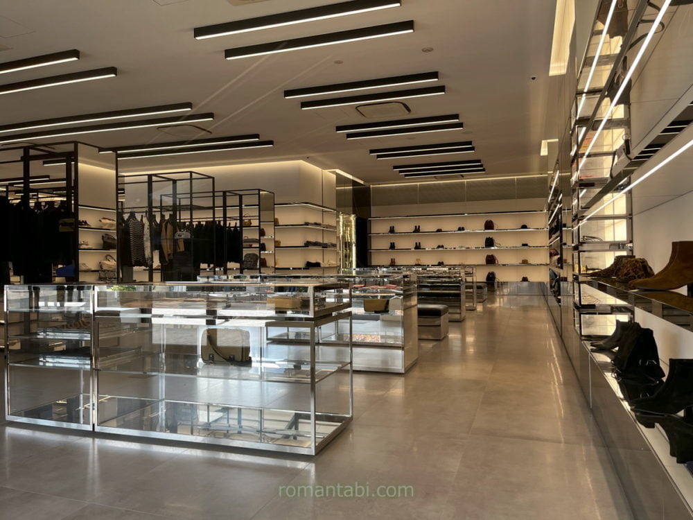 御殿場アウトレットのサンローランの店内