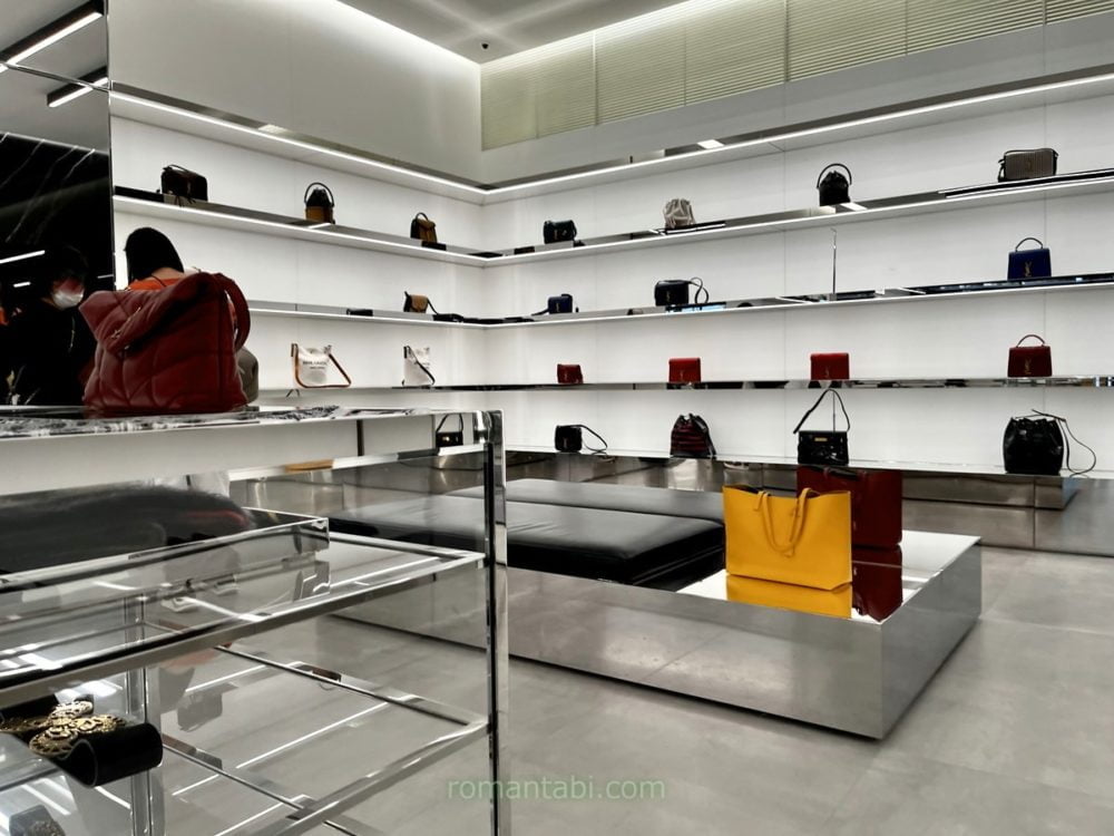 御殿場アウトレットのサンローランの店内