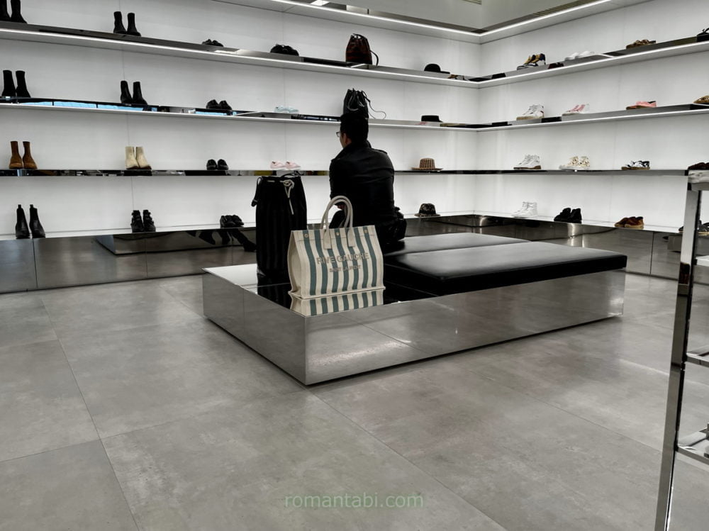 御殿場アウトレットのサンローランの店内