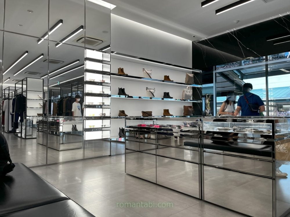 御殿場アウトレットのサンローランの店内