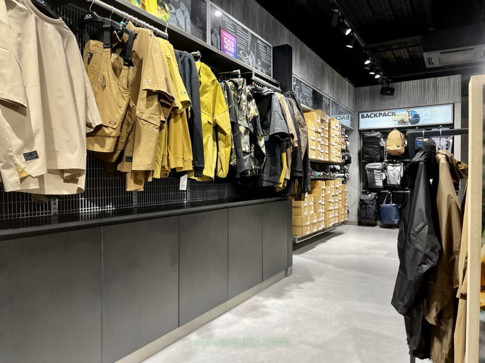 御殿場アウトレットのOakley（オークリー）アパレル売り場