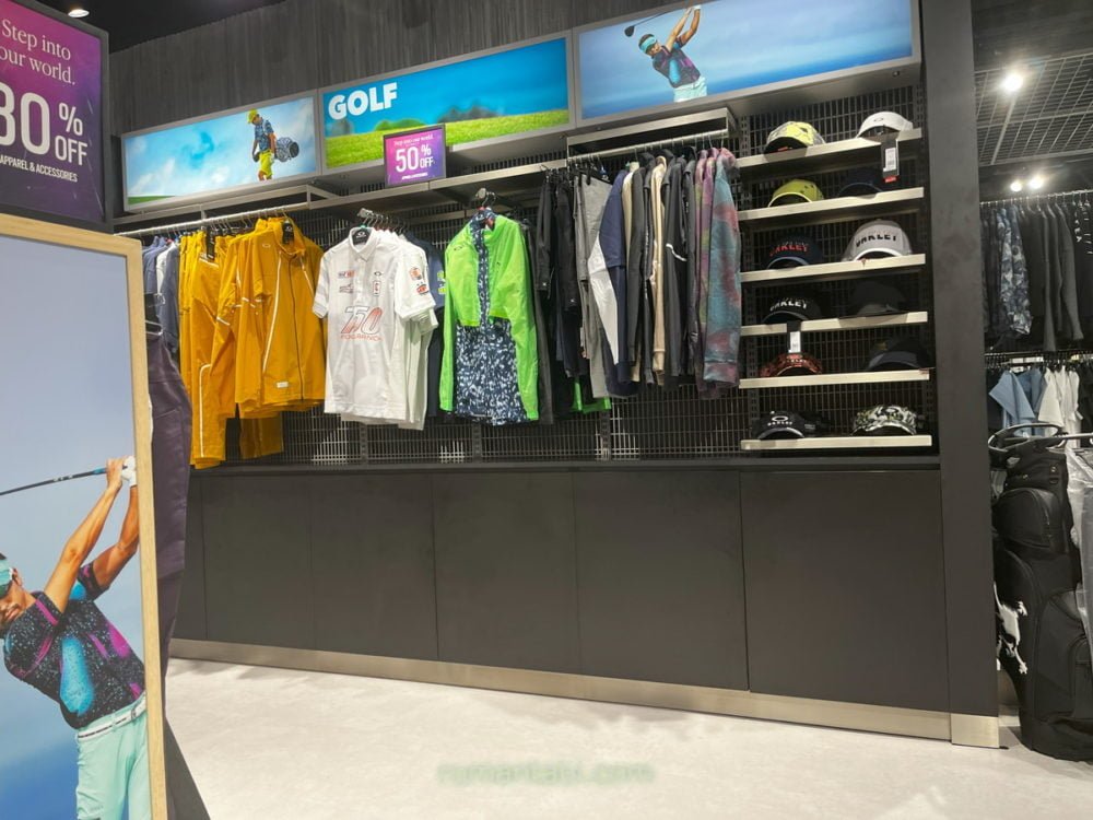 御殿場アウトレットのOakley（オークリー）アパレル売り場