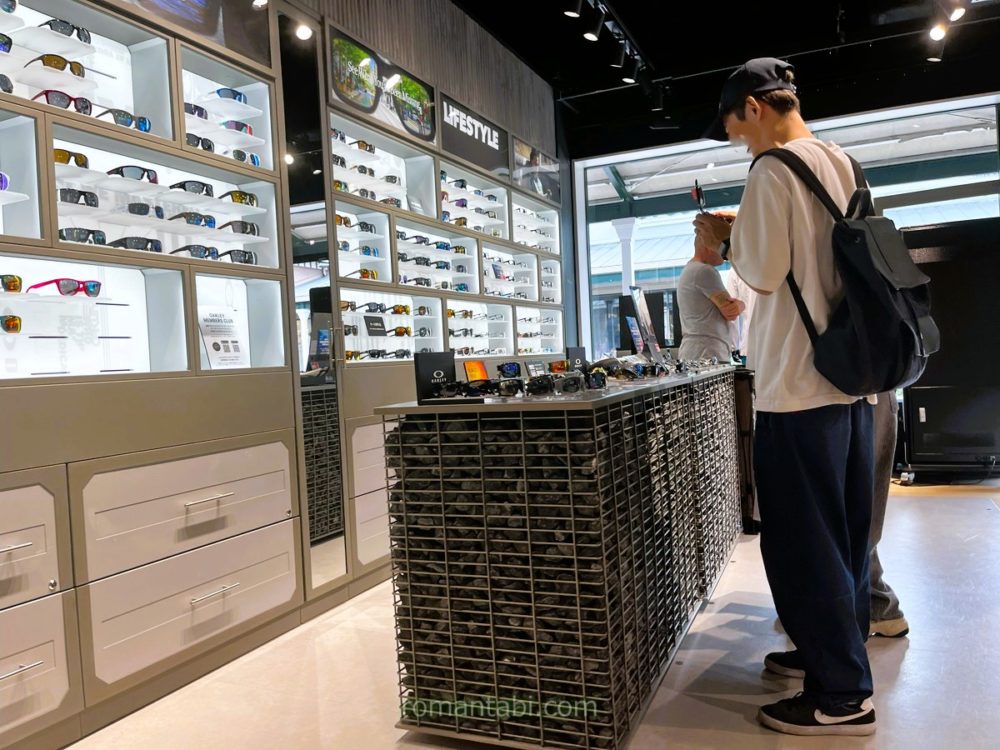 御殿場アウトレットのOakley（オークリー）サングラス売り場