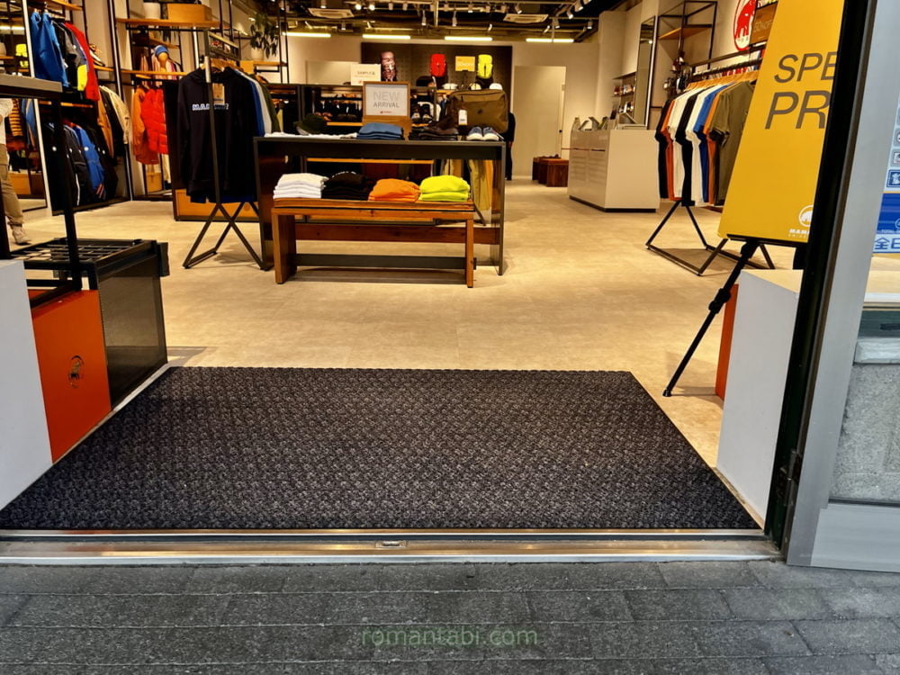 御殿場アウトレットのMammut(マムート)店内入口