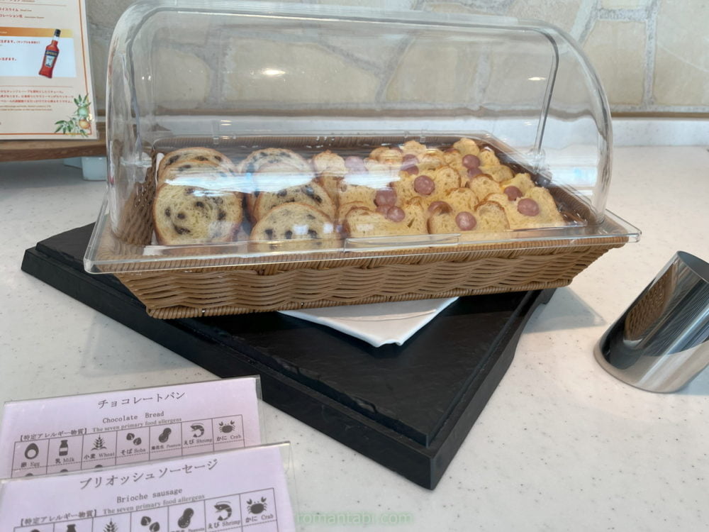 グランドニッコー東京ベイ舞浜のラウンジのチョコレートパンとプリオッツソーセージ