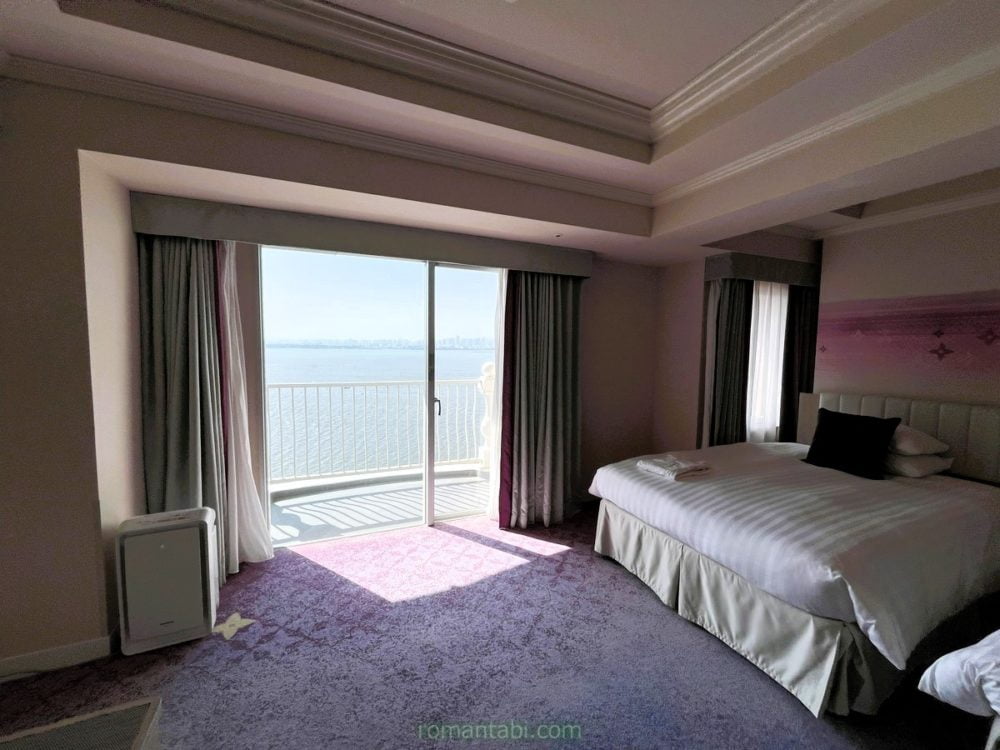 グランドニッコー東京ベイ舞浜の ニッコーフロアの部屋から東京湾を眺める