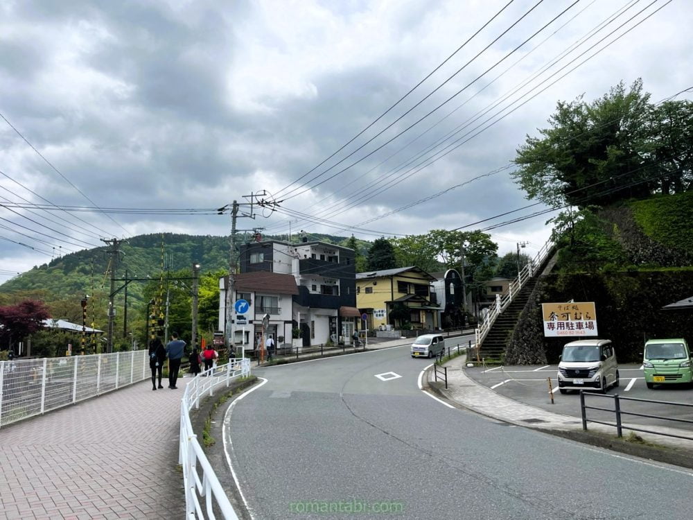 彫刻の森駅を出て向かって左側