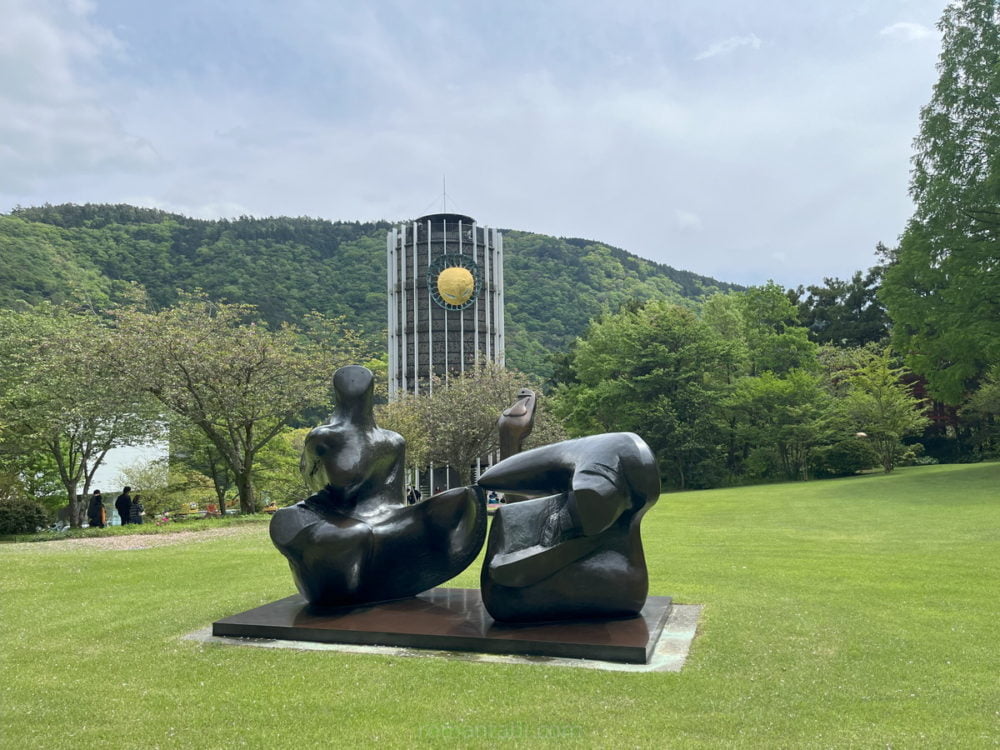 箱根彫刻の森美術館・ふたつに分けられた横たわる像