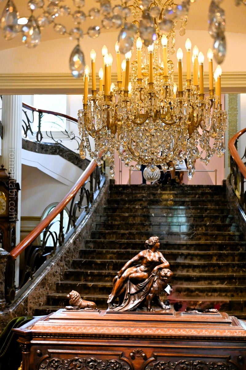 音楽と森の美術館のオルガンホールの階段