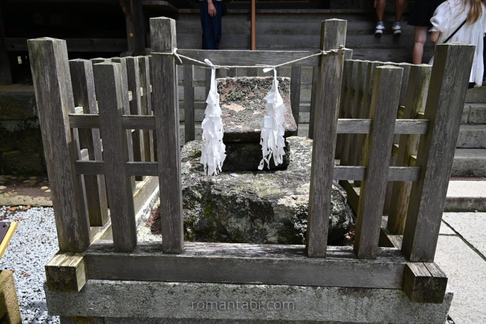 河口浅間神社・美麗(ひいら)石