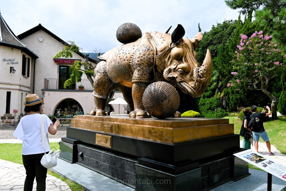 音楽と森の美術館のルーズをまとったサイ