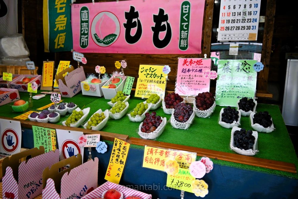 河口湖の道路沿いのもも販売所