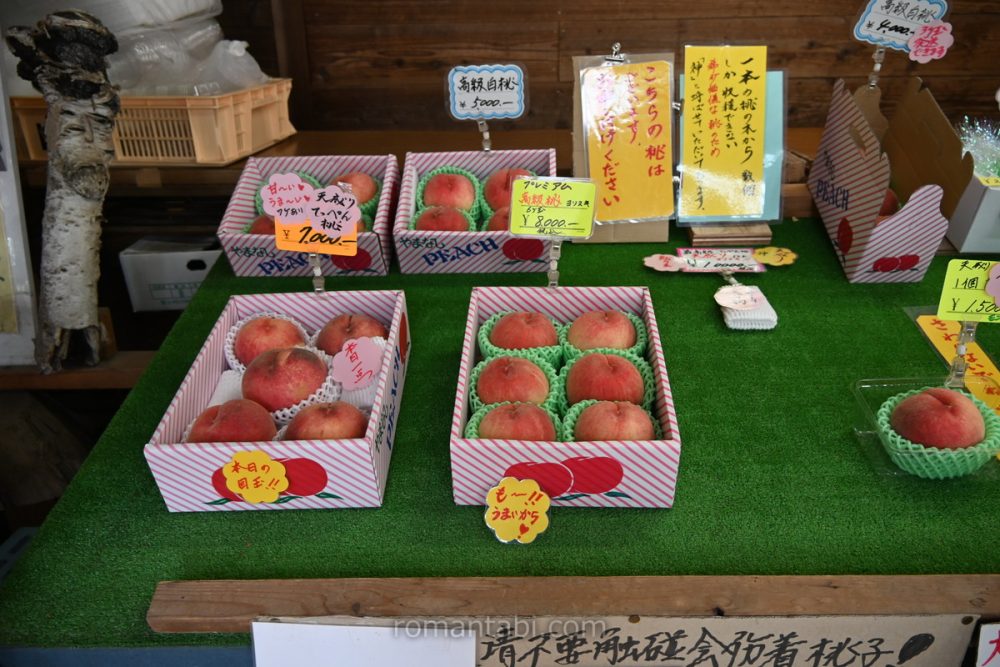 河口湖の道路沿いのもも販売所