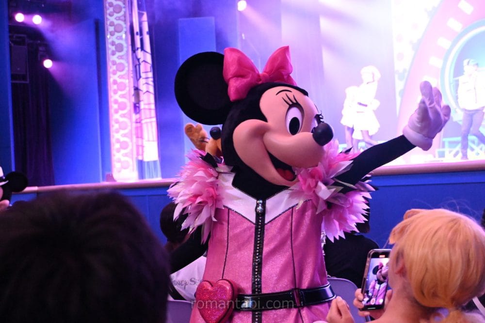 クラブマウスビートのミニーマウスが観客席まで来てくれる