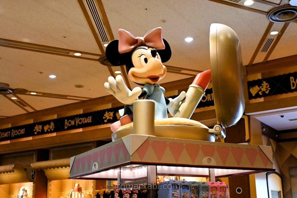 ボン・ヴォヤージュの口紅を塗っているミニー