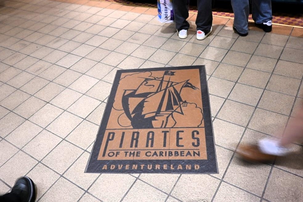 ボン・ヴォヤージュの床のタイルの「パイレーツ・オブ・カリビアン