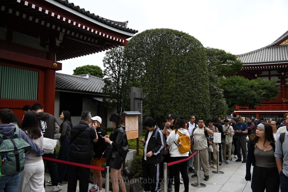 浅草寺・影向堂のご朱印を頂く行列