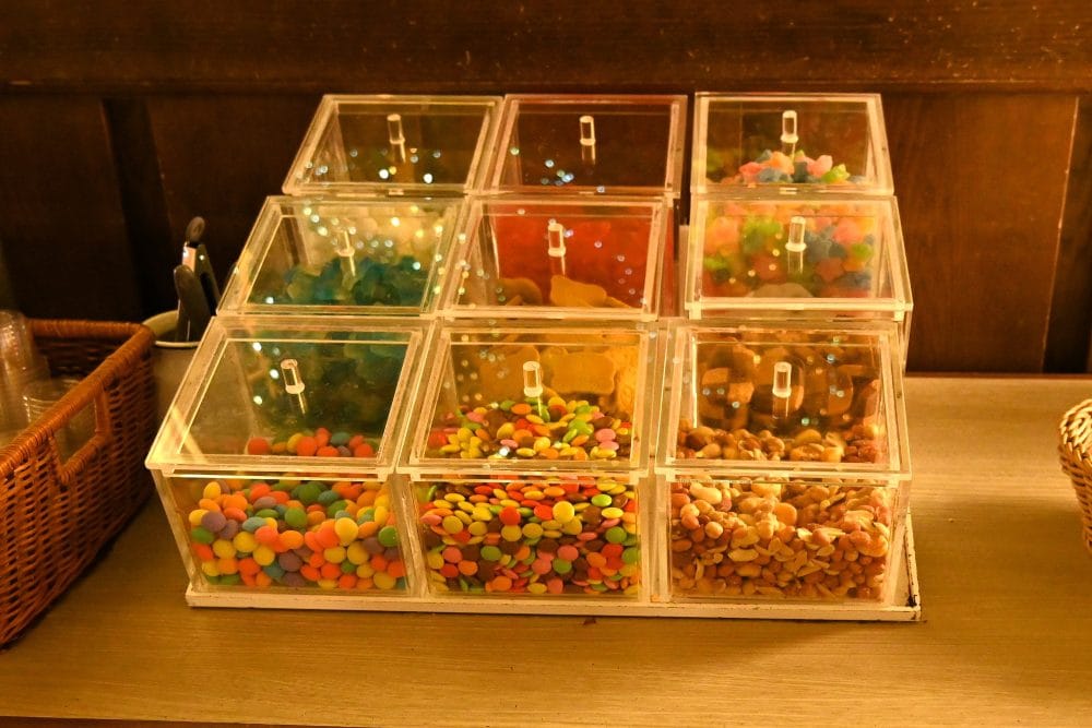 オリエンタルホテル東京ベイのラウンジのチョコレートやグミ