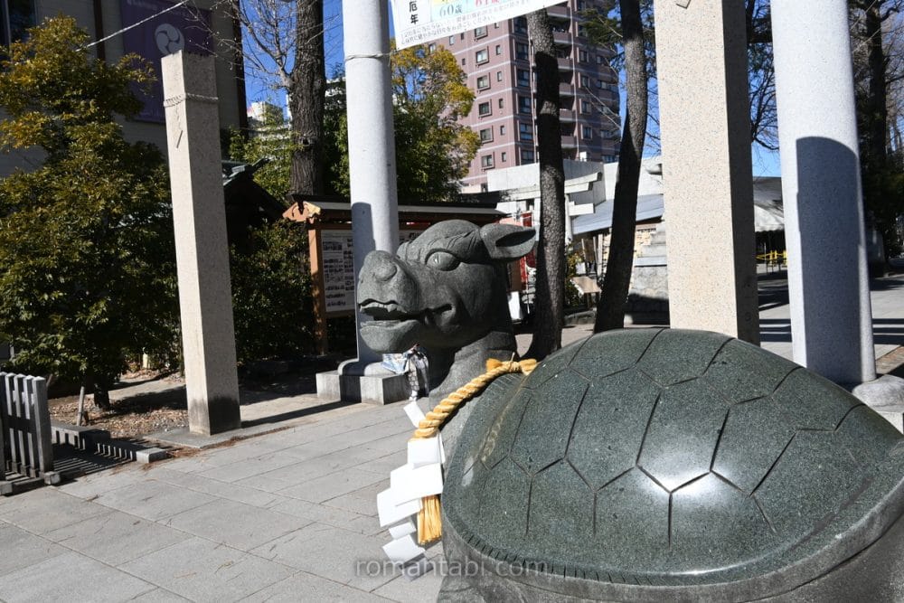 亀有香取神社の入口にある亀の石像