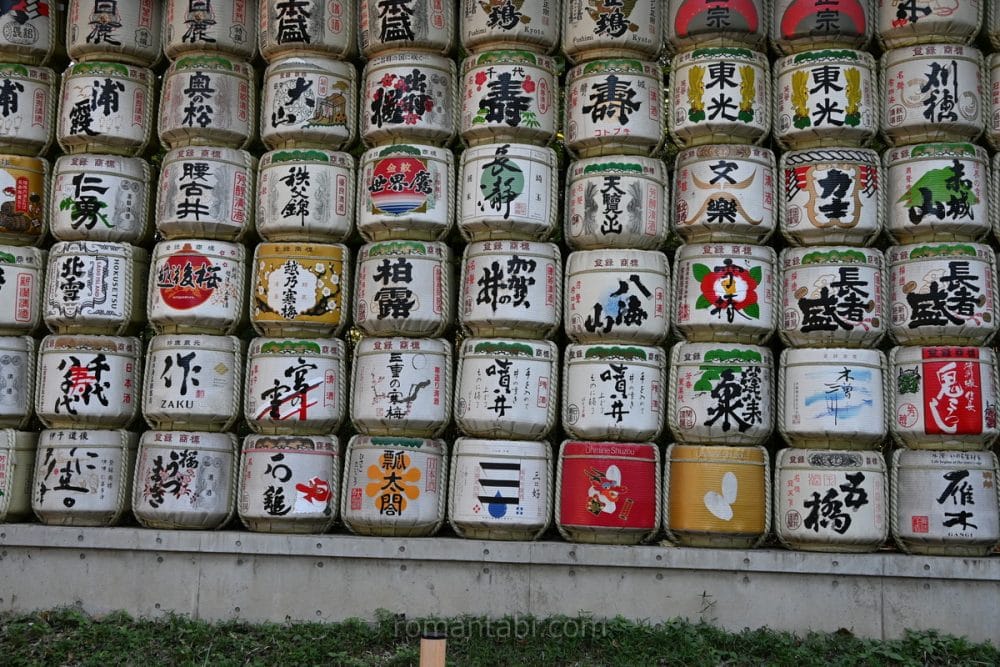 明治神宮の酒樽/Sake barrels at Meiji Shrine