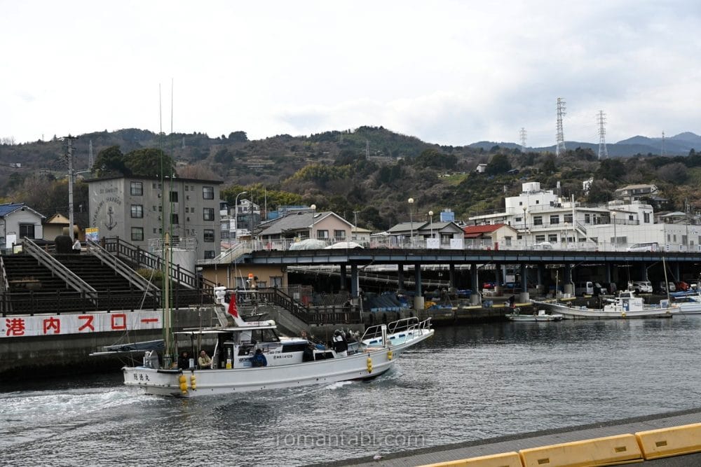 早川港に入る釣り船