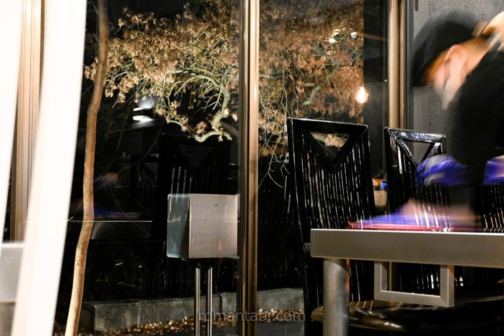 ZUND-BAR（ズンドバー）の店内から夜景を臨む