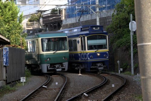 江ノ電の鎌倉高校前駅と七里ヶ浜駅の間の列車交換