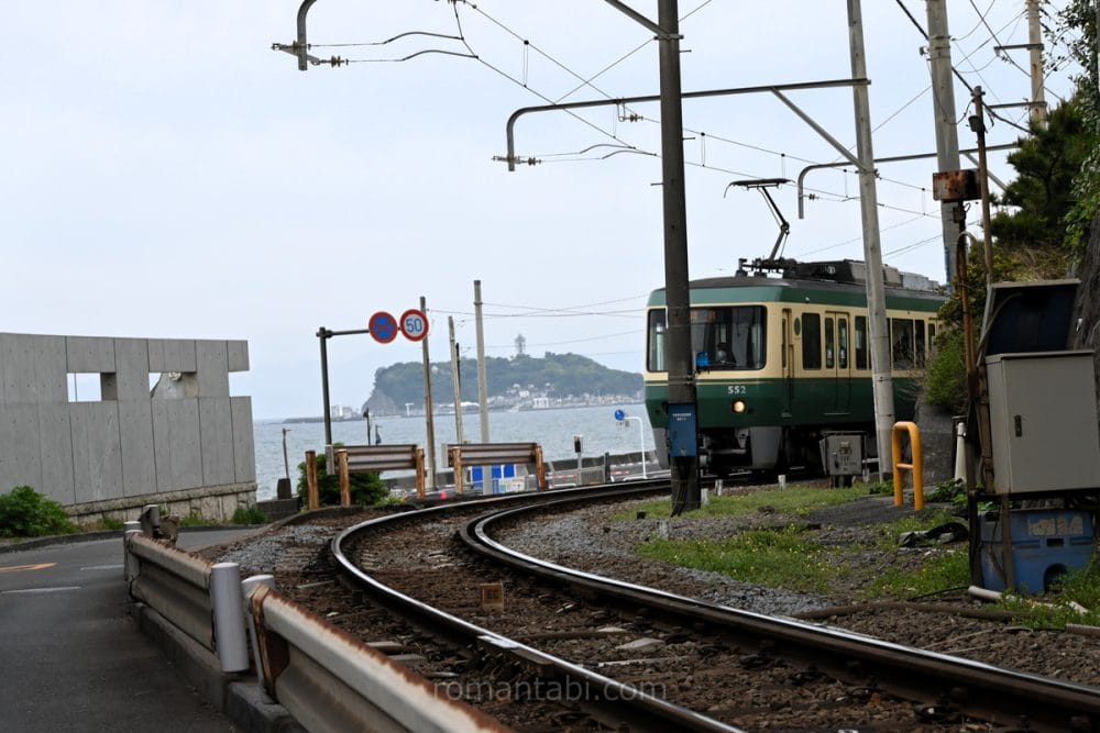 江ノ電とカーブと江の島