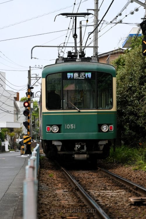 住宅街をすり抜ける江ノ電