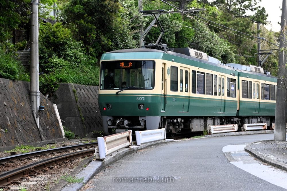 線路と道路が並ぶレトロな江ノ電