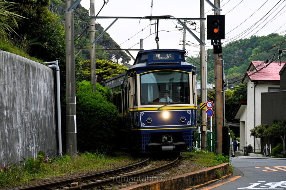 線路と道路が並ぶレトロな江ノ電