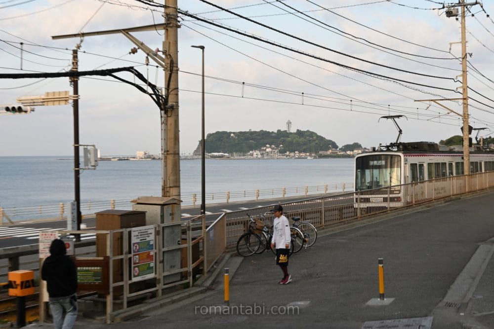 鎌倉高校前の踏切と江の島