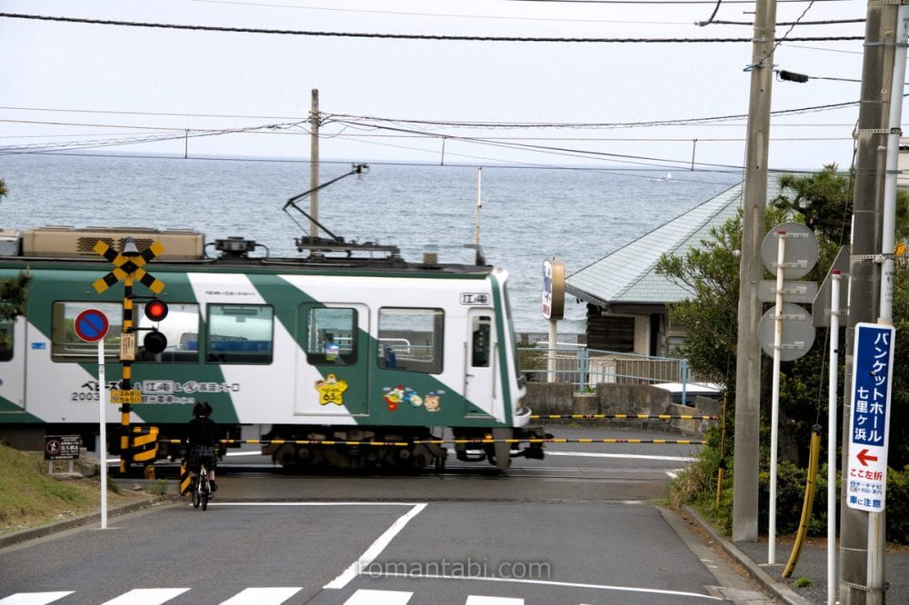 七里ヶ浜海岸と江ノ電が見える坂