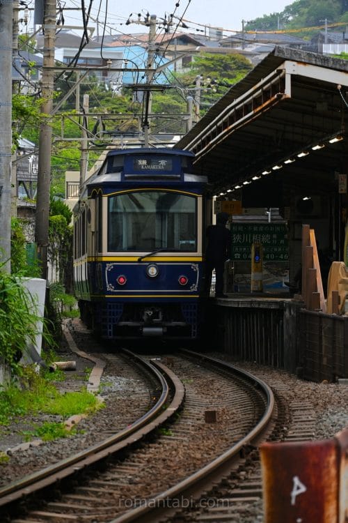 七里ヶ浜駅と青の江ノ電