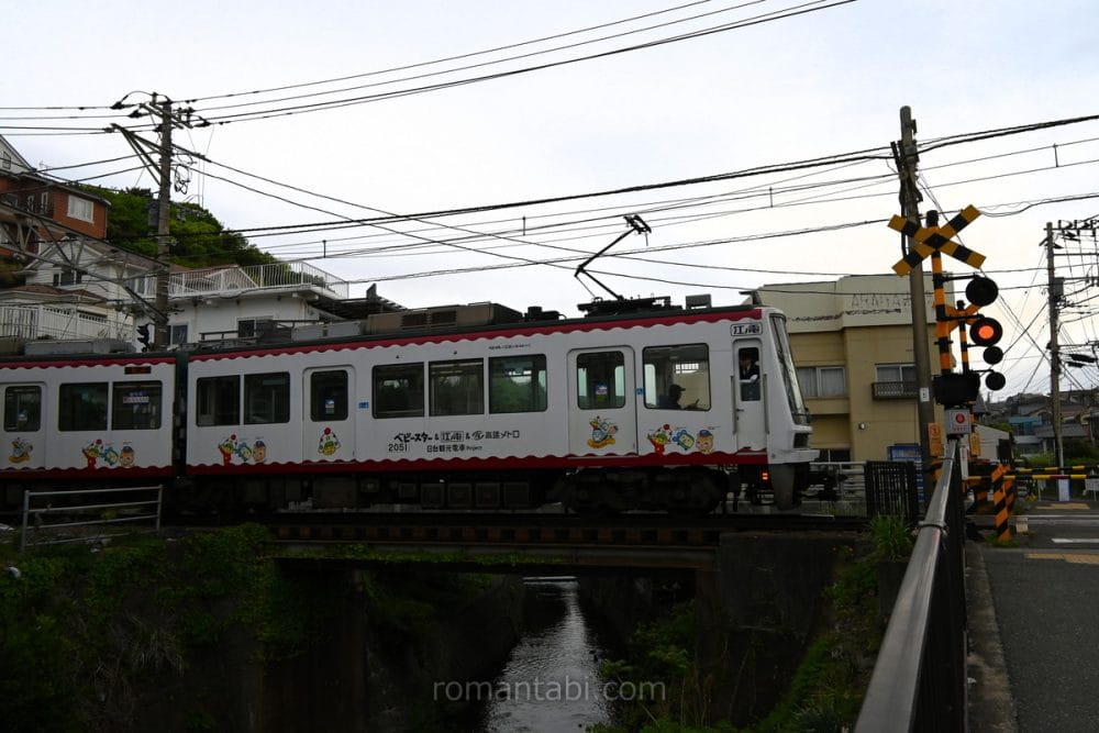 七里ヶ浜駅｜行合橋(ゆきあいばし)を渡る江ノ電