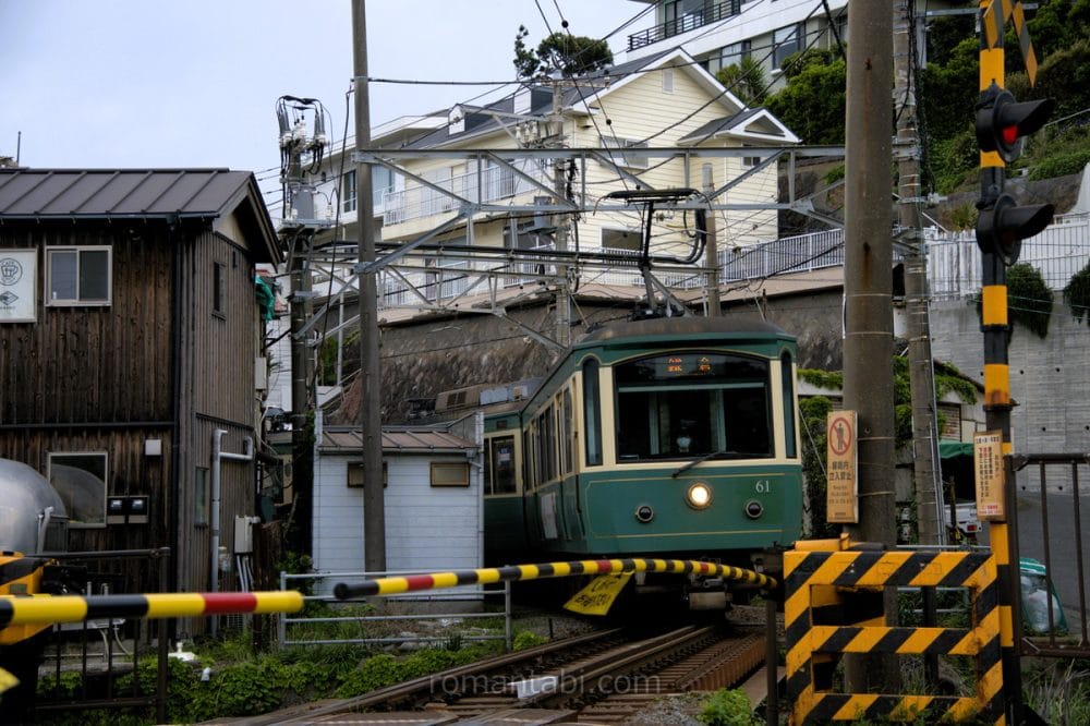 七里ヶ浜駅と踏切と江ノ電