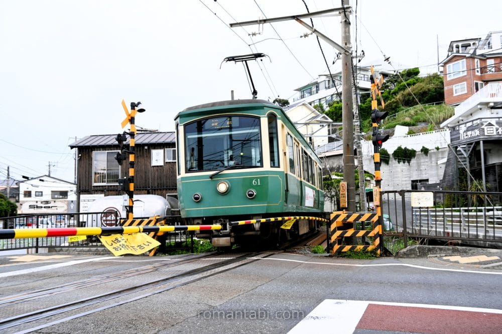 七里ヶ浜駅と踏切と江ノ電