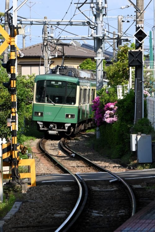 江ノ電 S字カーブを駆け抜ける